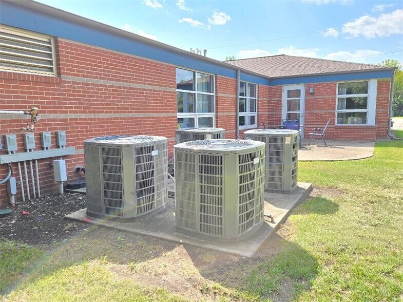 More Photos Of 401 N East St, Paola Office For Sale