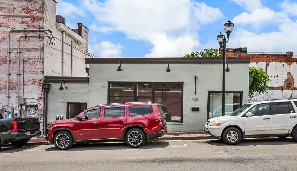More Photos Of 106-N N 2nd St, Clarksville Freestanding For Lease