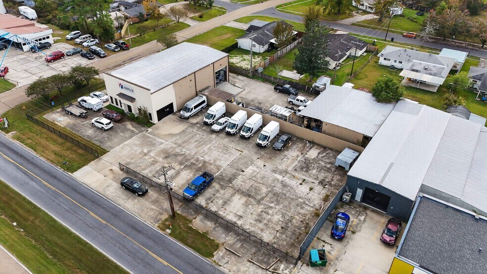 More Photos Of 15590 Florida Blvd, Baton Rouge Showroom For Sale