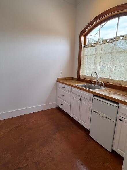 More Photos Of 2347 Christian St, Baton Rouge Office Residential For Lease