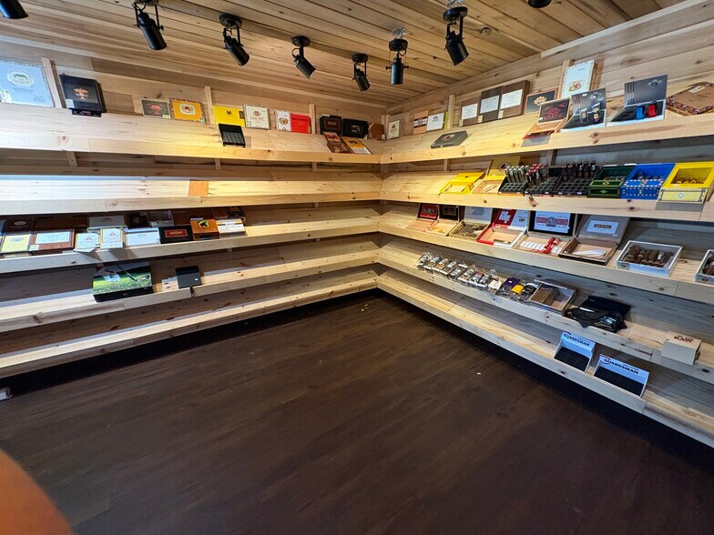 More Photos Of 3504 Paramount Dr, West Lafayette Storefront For Lease