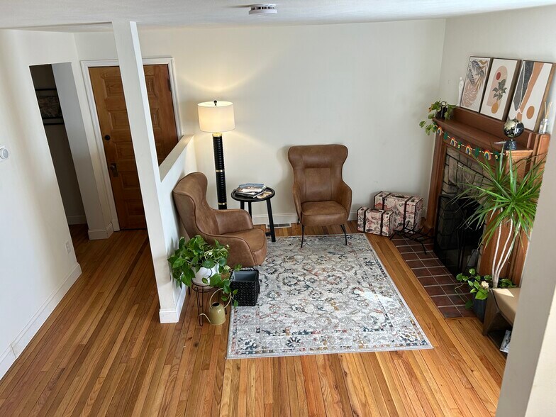 More Photos Of 404 S Clay Ave, Kirkwood Office For Lease