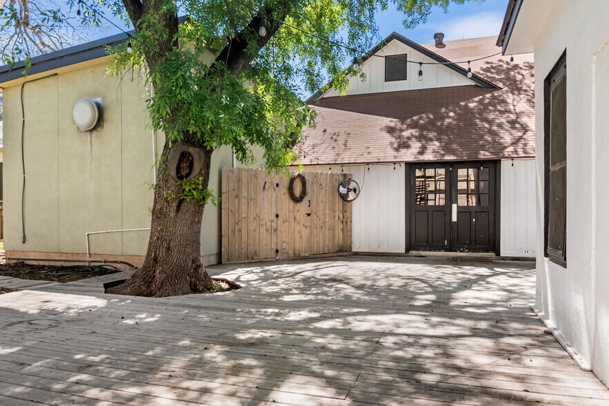 More Photos Of 702 Front St, Comfort Freestanding For Sale