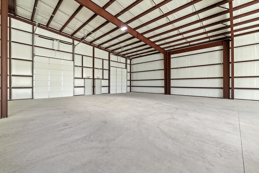 More Photos Of 202 W 1st St, Taylor Flex For Lease