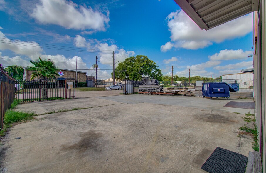 More Photos Of 7571 Morley St, Houston Warehouse For Sale