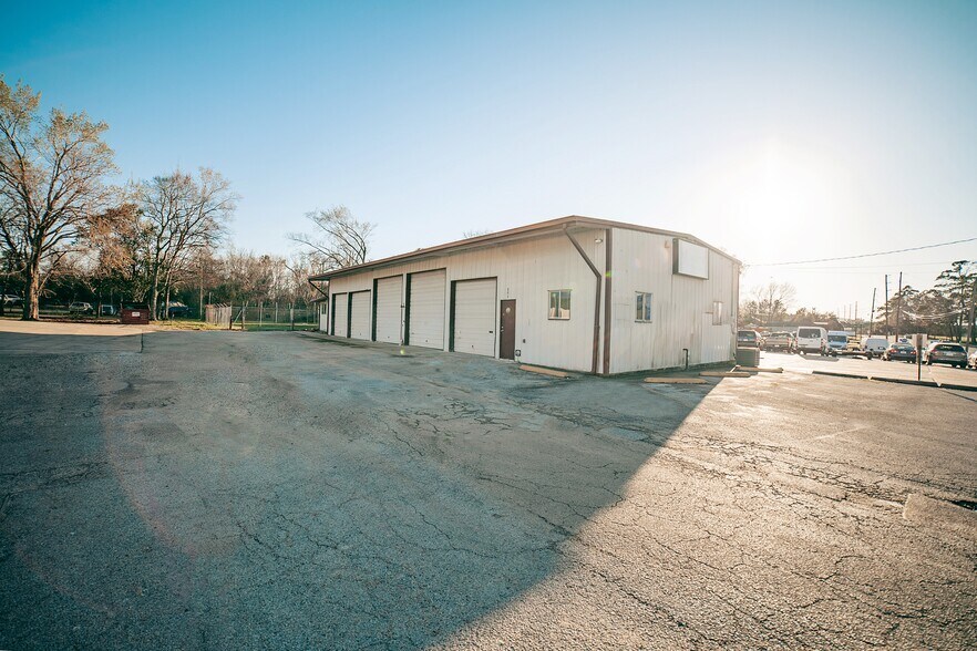 Primary Photo Of 809 Old Montgomery Rd, Conroe Auto Repair For Lease