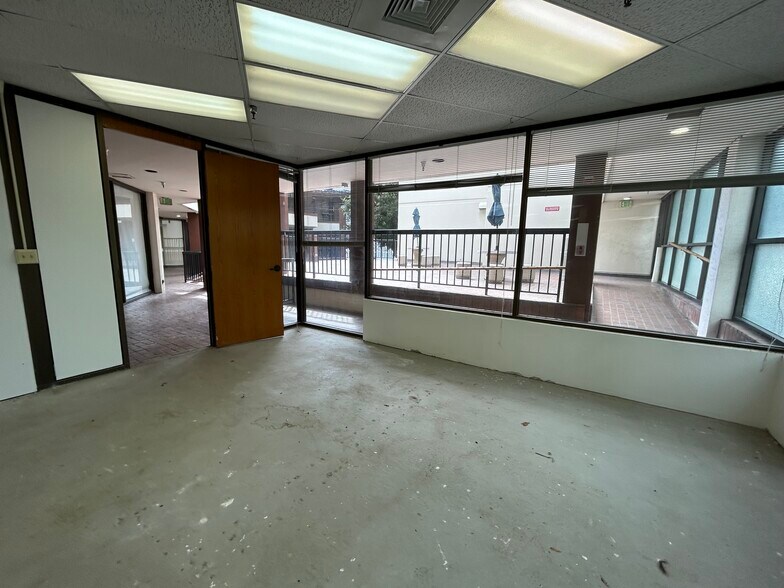 More Photos Of 438-444 Hobron Ln, Honolulu Office For Lease