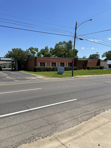 Primary Photo Of 239 E 1st St, Deridder Medical For Lease