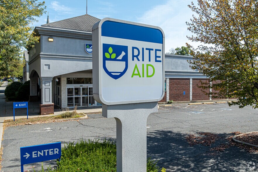 More Photos Of 107 Main St, Greenfield Drugstore For Lease