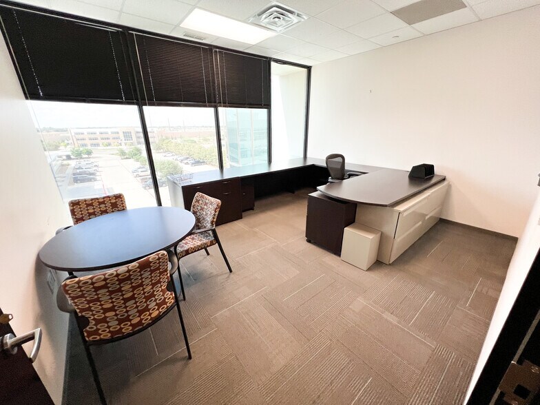 More Photos Of 303 Veterans Airpark Ln, Midland Office For Lease