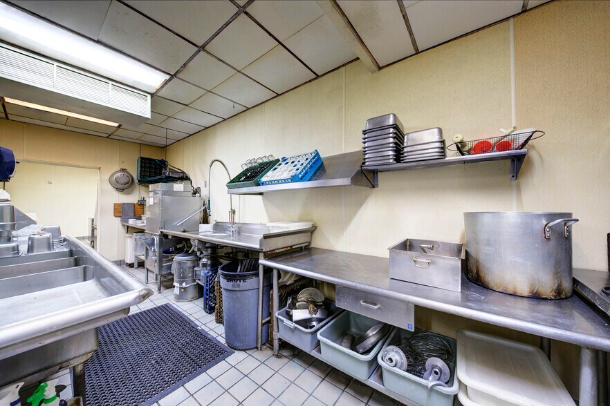 More Photos Of 1744 Biddle Ave, Wyandotte General Retail For Sale