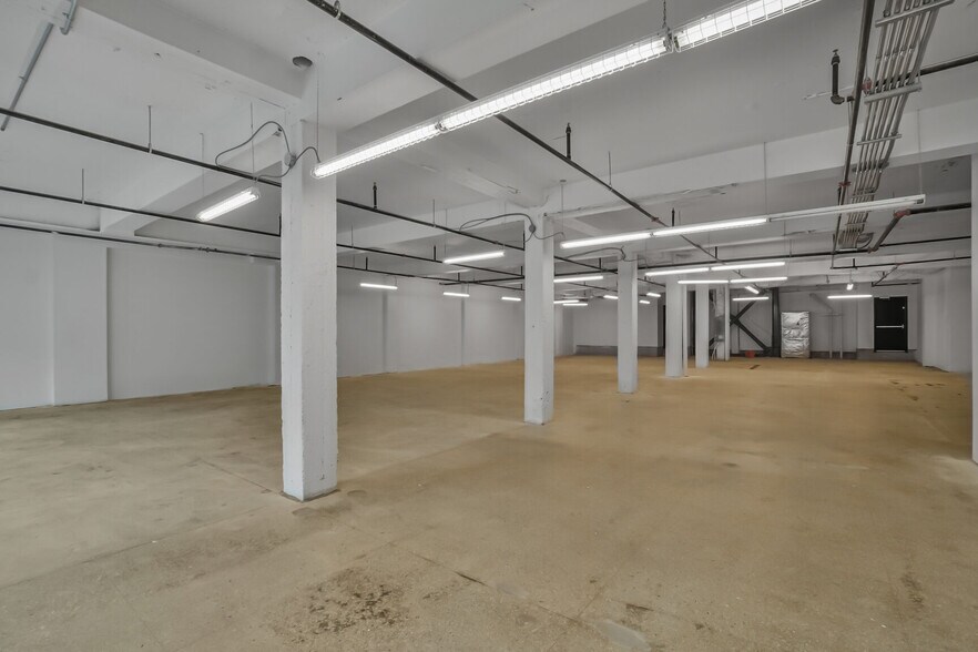 More Photos Of 7472-7480 Rue Saint-Hubert, Montréal Storefront Retail Office For Sale