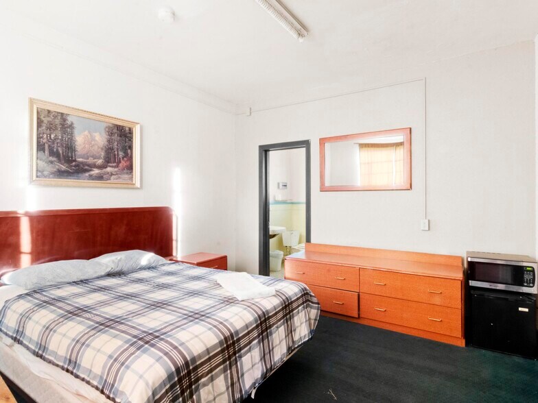 More Photos Of 905 W Spruce St, Rawlins Hotel For Sale