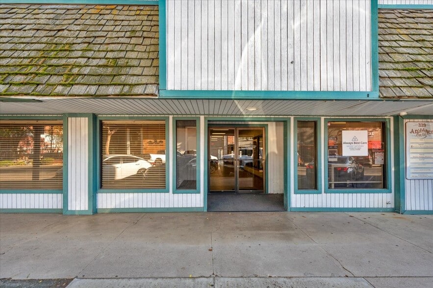 More Photos Of 339 W D St, Lemoore Storefront For Sale