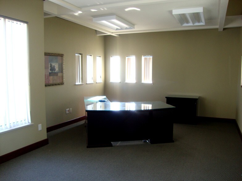 More Photos Of 1715 Pole Line Rd E, Twin Falls Bank For Sale