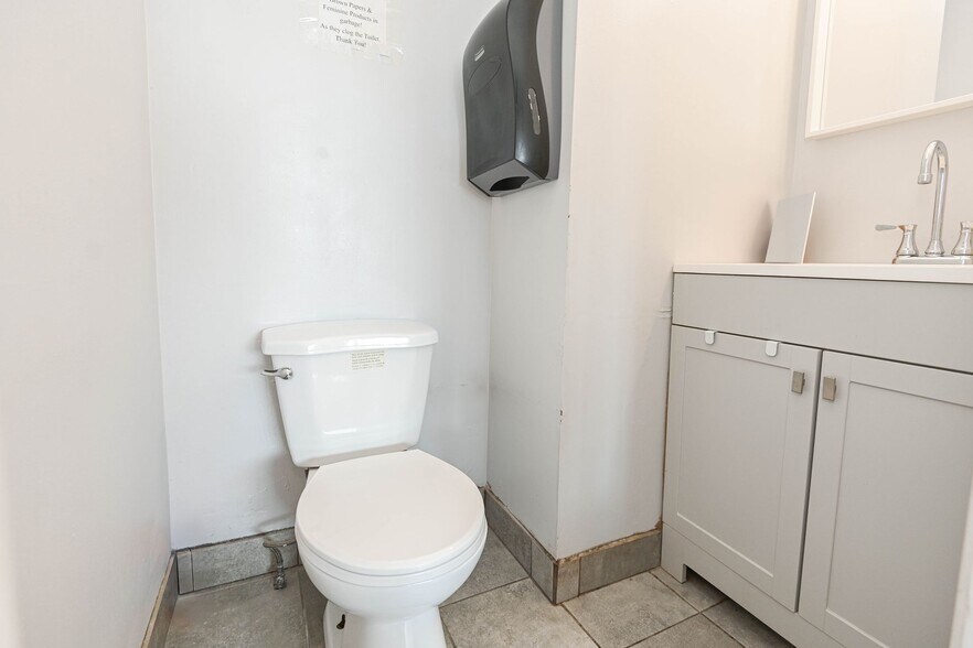 More Photos Of 37 Dundas St W, Mississauga Storefront Retail Residential For Sale