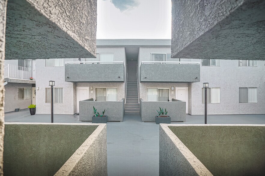 More Photos Of 4406 Cahuenga Blvd, Toluca Lake Apartments For Sale