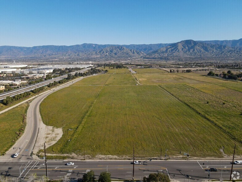 More Photos Of 1170 W Lugonia Ave, Redlands Unknown For Lease