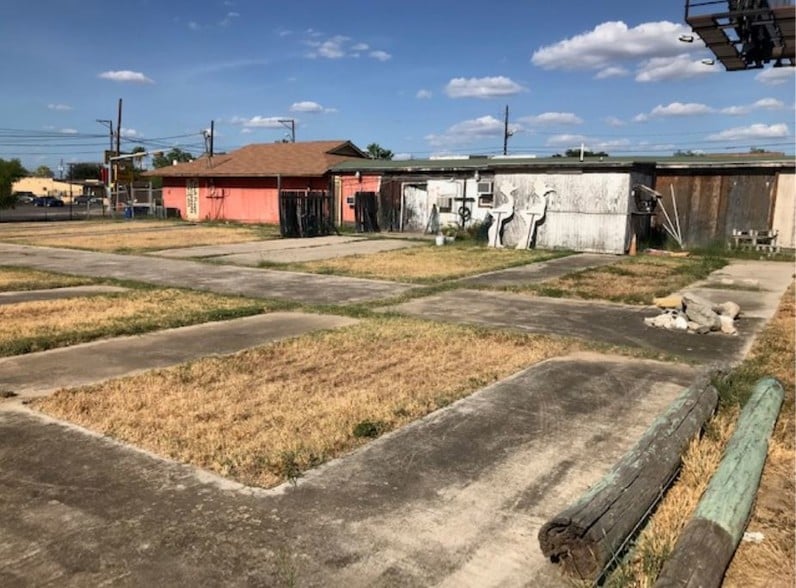 More Photos Of 1117-1119 Bustamante St, Laredo General Retail For Sale