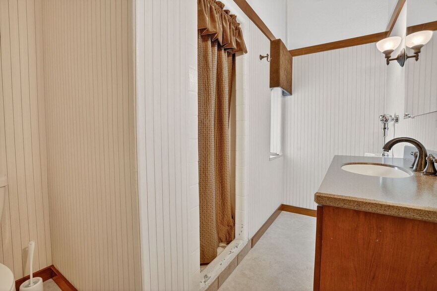 More Photos Of 1104 S Mitchell St, Cadillac Office For Sale