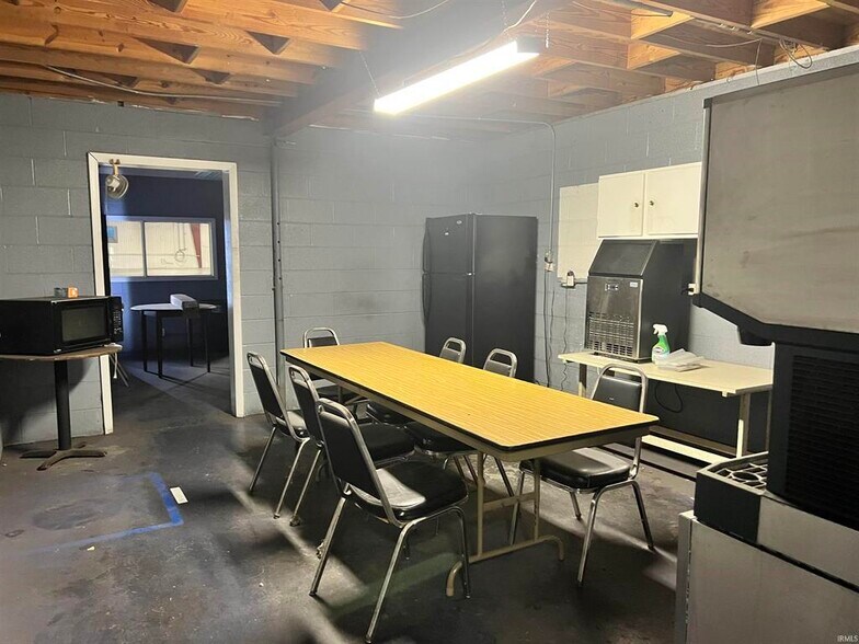 More Photos Of 1015 W 9th St, Mount Carmel Warehouse For Sale