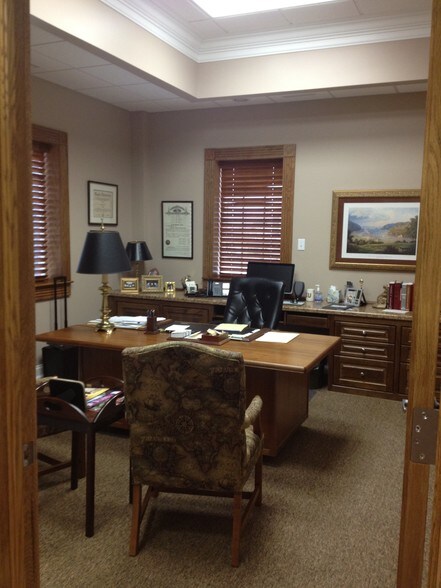 More Photos Of 800 S Lewis St, New Iberia Office For Lease