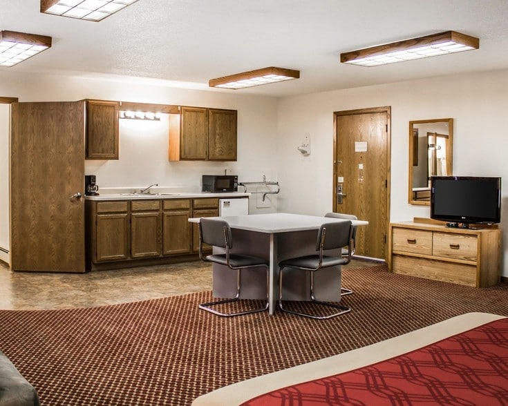 More Photos Of 921 N Lincoln Rd, Escanaba Hotel For Sale