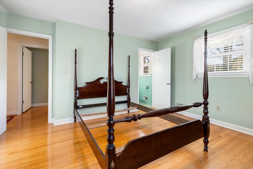 More Photos Of 1356 Coopers Cove Rd, Hardy Specialty For Sale