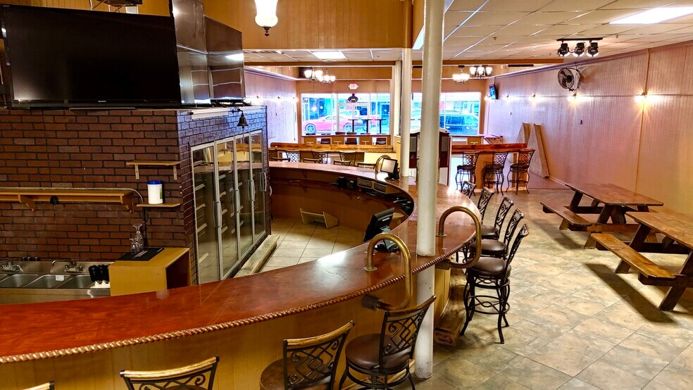 More Photos Of 209 N Washington St, Beeville Bar For Sale