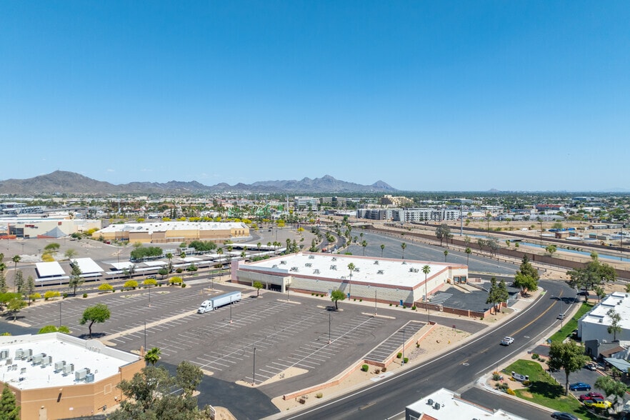 More Photos Of 9446 N Metro Pky W, Phoenix Warehouse For Sale