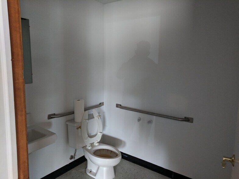 More Photos Of 615-643 E Saginaw Hwy, Grand Ledge Unknown For Lease