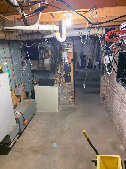 More Photos Of 214 E Lexington St, Baltimore Office For Sale