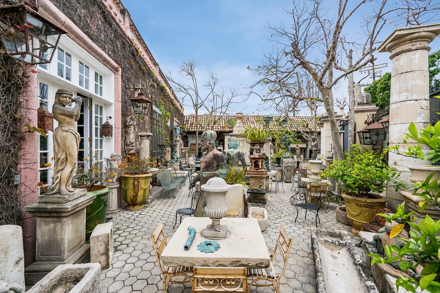 More Photos Of 8435 Melrose Ave, West Hollywood Storefront For Sale