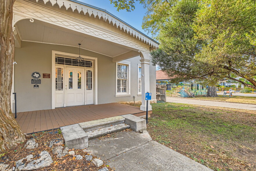 Primary Photo Of 228 S Seguin Ave, New Braunfels Office For Lease