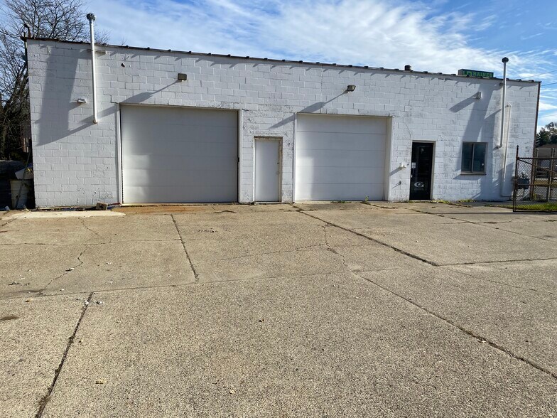 More Photos Of 7720 Highland Rd, Waterford Freestanding For Lease