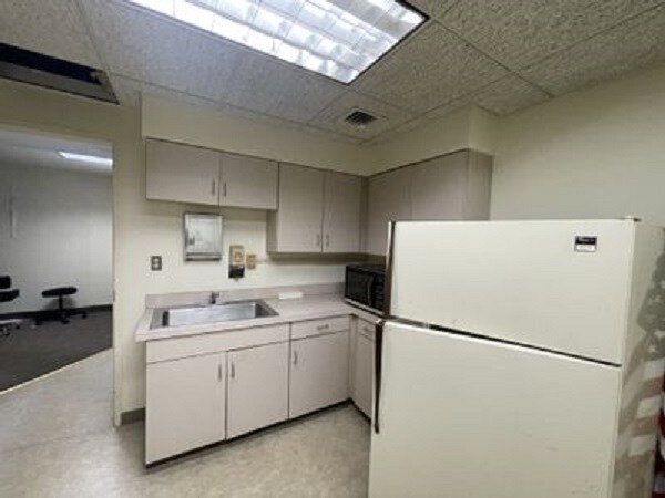 More Photos Of 2230 N Fares Ave, Evansville Freestanding For Lease