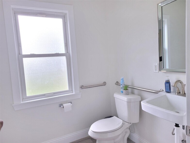 More Photos Of 802 E Broad St, Forney Office For Sale