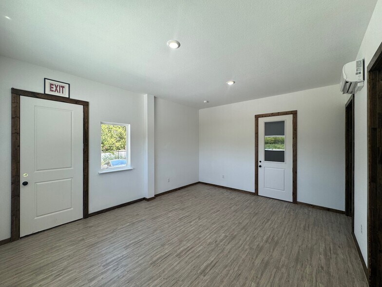 More Photos Of 1401 Ranger Hwy, Weatherford Warehouse For Lease