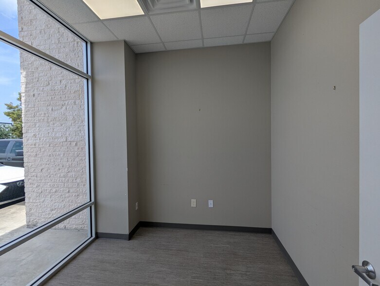More Photos Of 6115 Muela Creek Dr, Beaumont Office For Lease
