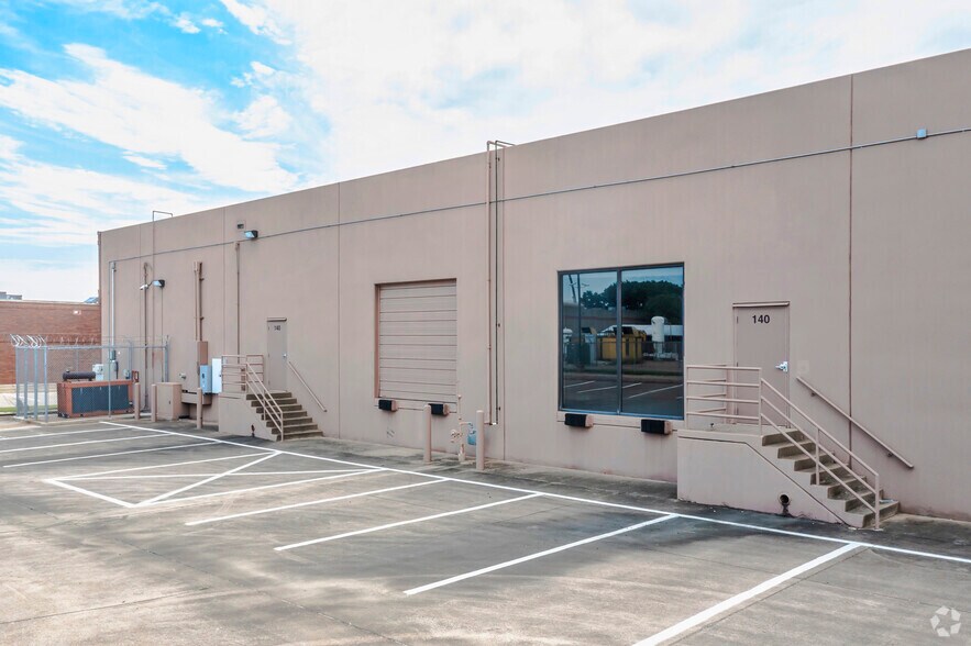 More Photos Of 850 E Arapaho Rd, Richardson Unknown For Lease