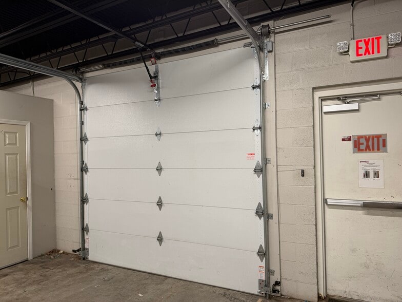 More Photos Of 2021 W Lloyd Expy, Evansville Showroom For Lease
