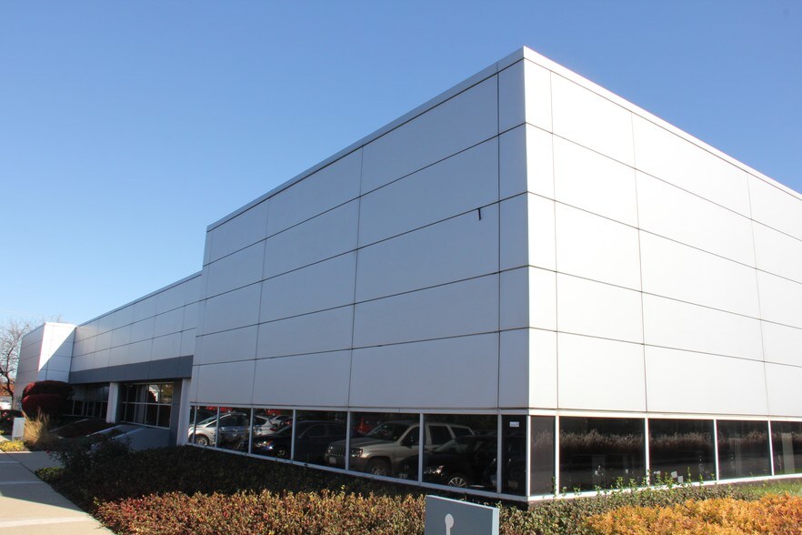 More Photos Of 1935-1955 Techny Rd, Northbrook Showroom For Lease