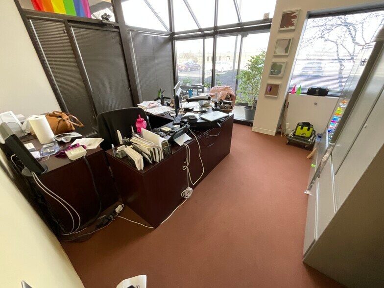 More Photos Of 2505 S Finley Rd, Lombard Office For Lease