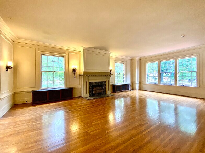 More Photos Of 219 N Broadway St, Tupelo General Retail For Lease