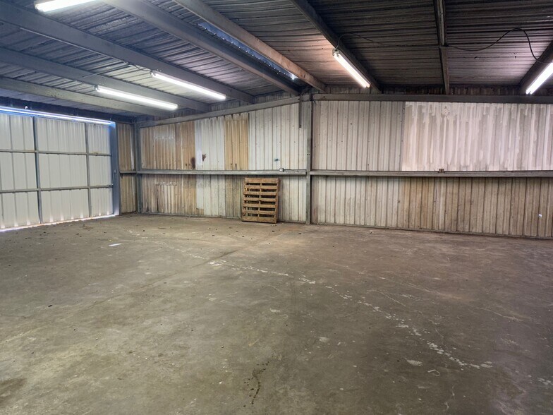 More Photos Of 115 E Murray St, Angleton Warehouse For Sale