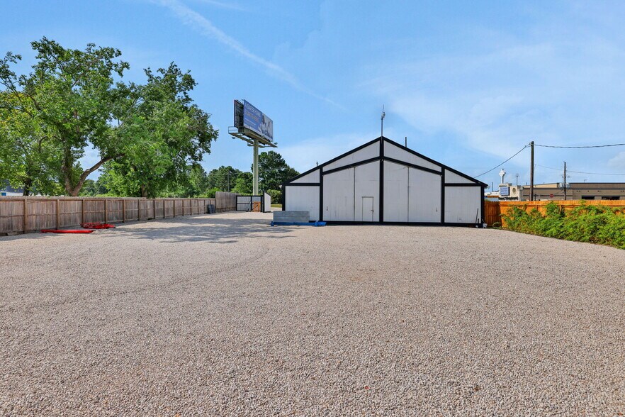 More Photos Of 817 E Main St, Tomball Warehouse For Sale