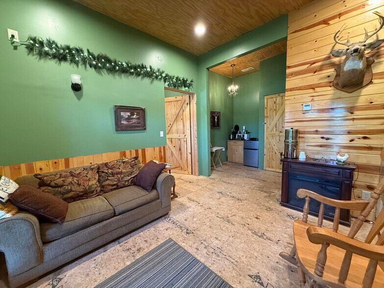 More Photos Of 401 N Busch Ave, Mountain Grove Office For Sale