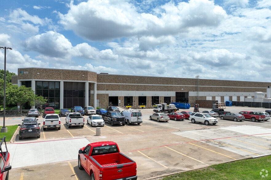More Photos Of 1615 Diplomat Dr, Carrollton Warehouse For Lease