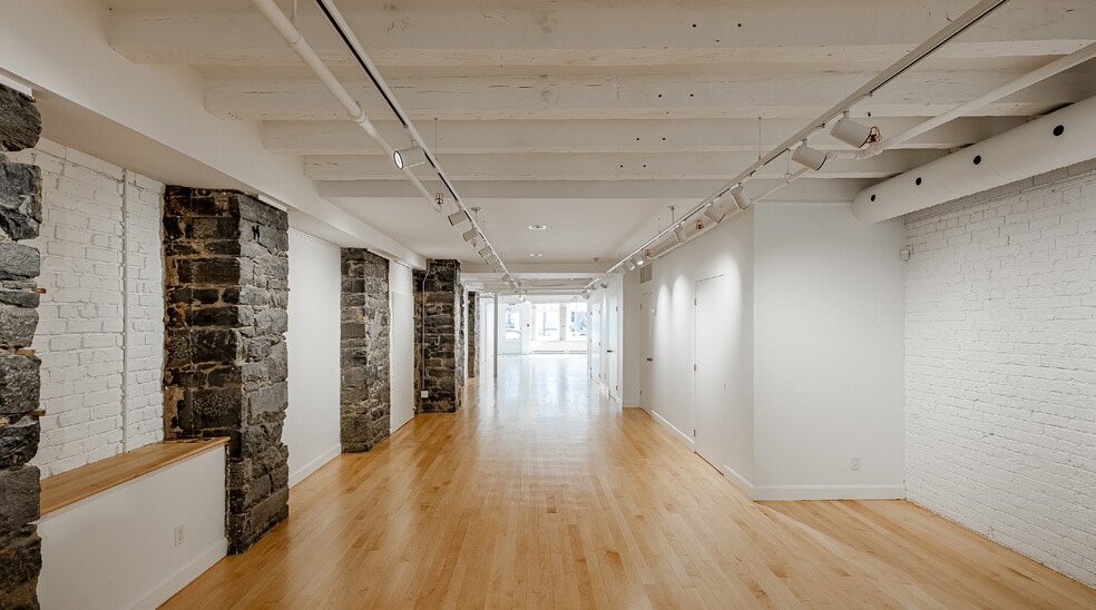 More Photos Of 364 Rue Saint-Paul O, Montréal Storefront Retail Office For Sale