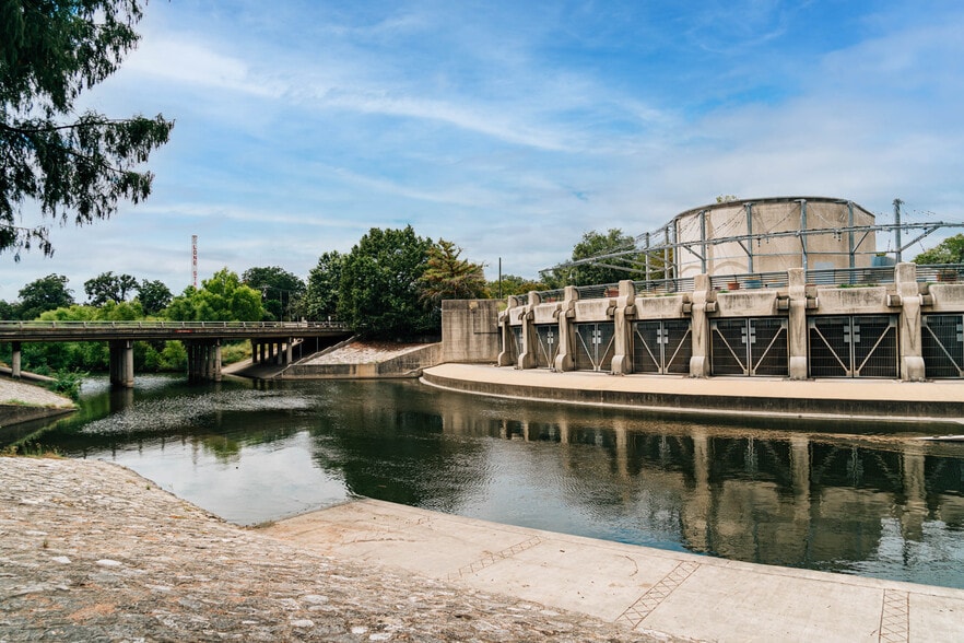 More Photos Of 1020 Roosevelt Ave, San Antonio Freestanding For Sale